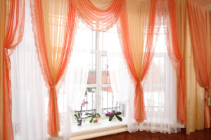 Fenster dekorieren ohne Bohren? Welche Befestigungslösungen in Mietwohnung und Eigenheim sinnvoll sind